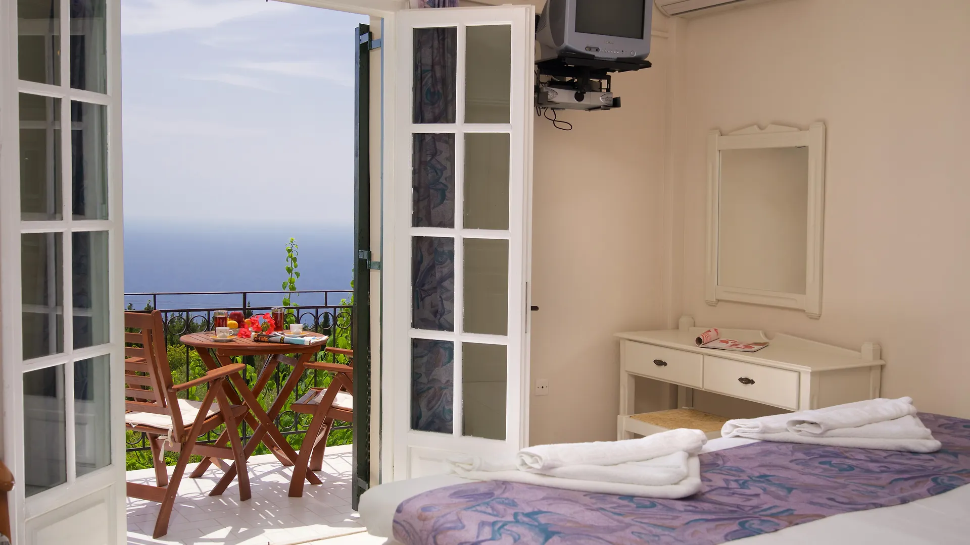 Studios Vrionis Panoramic Sunset Mesovounia  Guest house